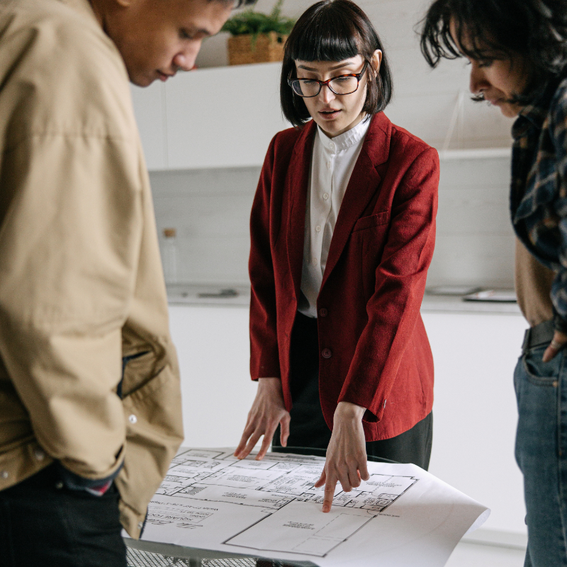 Selección estratégica de proyectos inmobiliarios rentables según perfil financiero, con visitas programadas y análisis de plusvalía para inversión o primera vivienda.