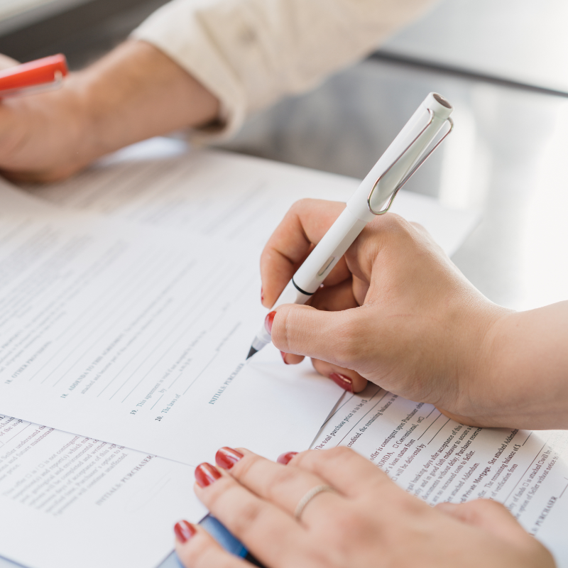 Firma de promesa de compraventa inmobiliaria con acompañamiento profesional, asegurando transparencia legal y compromiso seguro en la compra de la propiedad.
