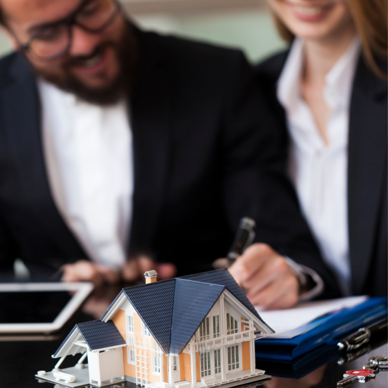 Firma de escritura y formalización legal de compra inmobiliaria en Chile, completando el proceso de adquisición con respaldo jurídico y asesoría especializada.