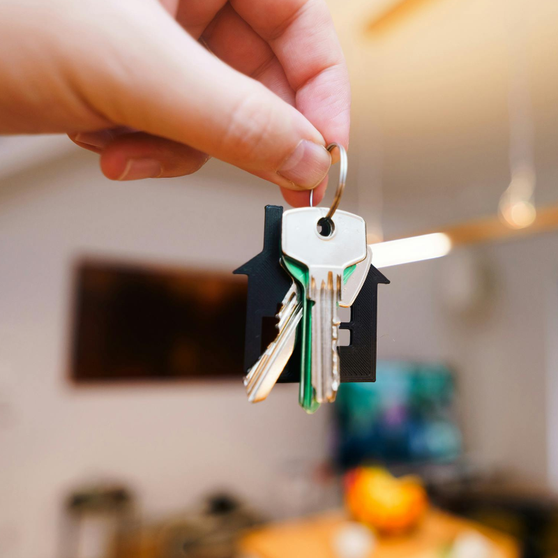Entrega oficial de propiedad inmobiliaria y recepción de llaves, culminando el proceso de inversión o compra de vivienda con acompañamiento profesional.